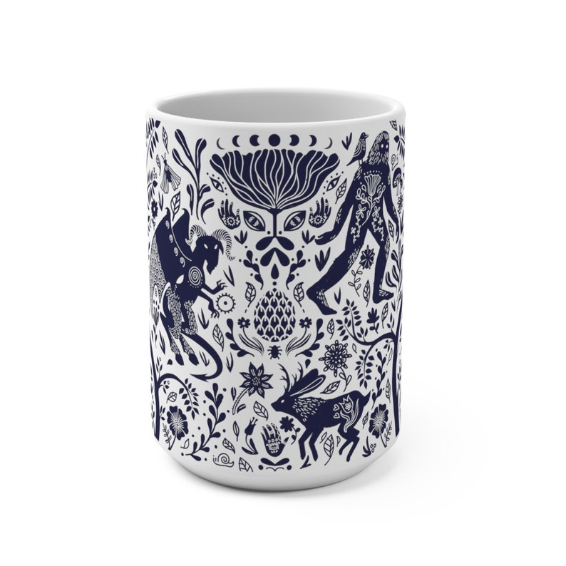 K&ouml;nnte beinhalten: Wei&szlig;e Keramiktasse mit einem blauen und wei&szlig;en Design, das eine Vielzahl von Fabelwesen und Blumenmuster zeigt.