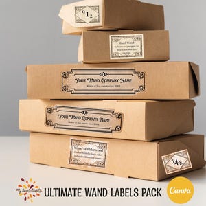 Pode incluir: Uma pilha de caixas de cartão castanhas com rótulos decorativos. Os rótulos apresentam textos como "Your Wand Company Name" e "Hazel Wand", emoldurados por bordas ornamentadas. A imagem também inclui o texto "ULTIMATE WAND LABELS PACK".
