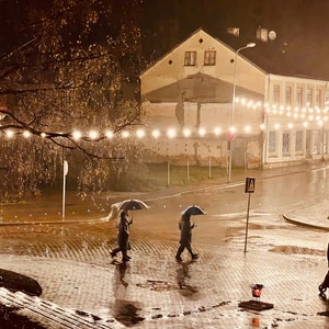 Guarda-chuva de rua de noite chuvosa, arte de parede, citação encorajadora, cartão postal, papel de parede, esperança, tendências, downloads digitais, impressões, JPG, fé, inspirador
