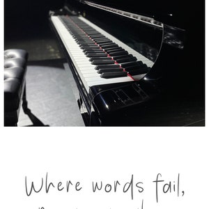 Pianoforte a coda, musica frase ispiratrice jpg bianco e nero regalo alla moda download digitale sala concerti JPG