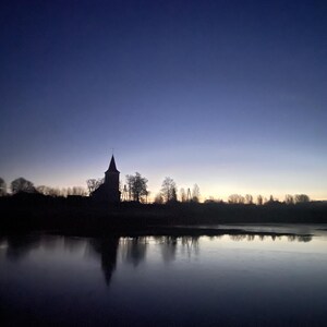 Dawn Serenity Morning Light Over Lake met kerk inspirerend citaat vrede nieuwe dag ansichtkaart winter kerst advent JPG
