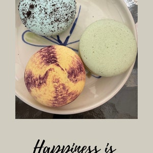 Geluk wordt gevonden is kleine dingen citaat jpg bitterkoekjes kleurrijke woestijn Franse macarons snoep koffieshop café kaart behang motivatie
