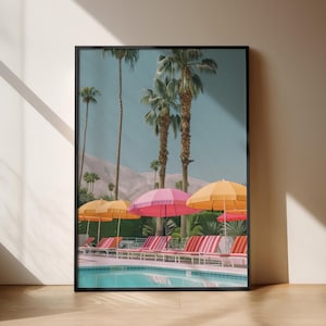 Poster retrò con piscina di Palm Springs - Stampa fotografica anni '80 con ombrelloni rosa, palme, arte murale estiva di metà secolo