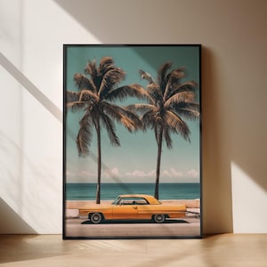 Póster retro de coche amarillo, decoración de pared playera con palmeras, ambiente costero veraniego, impresión fotográfica del océano
