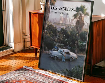 Peut inclure: Une impression encadrée d'une photographie vintage de Los Angeles, Californie. La photo montre une voiture roulant dans une rue avec des palmiers et des bâtiments en arrière-plan. Le texte "Los Angeles City of Angels '84" est imprimé sur l'image.