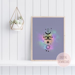 Op de afbeelding: Een digitale downloadprint met een hemels ontwerp met een kristal, een halve maan, een oog, een ster en een zon op een paarse achtergrond met een regenboog-waterverfeffect.