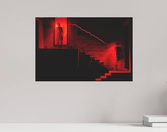 Puede incluir: Una luz roja ilumina un pasillo oscuro con una escalera que sube. Una figura se encuentra en una puerta en la parte superior de las escaleras.