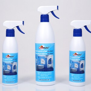 Peut inclure: Trois flacons pulvérisateurs blancs avec des bouchons et des gâchettes bleus. Les flacons sont étiquetés "MaxMolix" et présentent une scène de salle de bain avec une baignoire et des carreaux. Le texte sur les flacons indique "Imprégnation facile sur le sol et le revêtement mural pour les salles de bain".