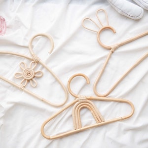 Cintre en rotin pour enfants, cintre bohème pour bébé, cintre en rotin pour chambre d'enfant, cintre en rotin arc-en-ciel, décoration de chambre d'enfant lapin, cintre pour enfants