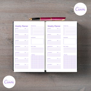 Könnte beinhalten: Offener Wochenplaner mit lila Text und Rasterlayout, mit Abschnitten für jeden Tag, Prioritäten, Erinnerungen und Notizen. Ein lila Stift liegt auf den offenen Seiten. Der Planer liegt auf einer Holzoberfläche.
