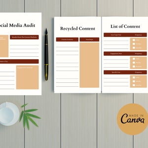 Könnte beinhalten: Ein Satz von drei druckbaren Social-Media-Vorlagen mit den Überschriften: "Social Media Audit", "Recycled Content" und "List of Content". Die Vorlagen haben braune und beige Abschnitte für die Dateneingabe. Ein schwarzer Stift, eine Tasse und ein Zweig Blätter sind ebenfalls vorhanden.