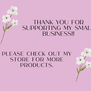 以下が含まれることがあります： ピンクの背景に、両側に白い花が咲いています。テキストには、「私の小さなビジネスをサポートしてくれてありがとう!! 私のストアで他の商品をチェックしてください。」と書いてあります。