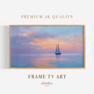 Könnte beinhalten: Ein gerahmter Druck eines Segelboots auf ruhigem Wasser bei Sonnenuntergang. Der Himmel ist eine Mischung aus Rosa, Orange und Blau, die sich im Wasser spiegeln. Der Rahmen ist helles Holz. Der Text auf dem Bild lautet "PREMIUM 4K QUALITY" und "FRAME TV ART".