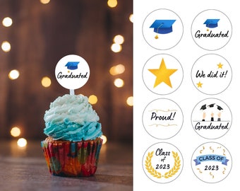 Pode incluir: Um conjunto de 10 toppers redondos para cupcakes de festa de formatura. Os toppers apresentam uma variedade de designs, incluindo um chapéu de formatura, uma estrela e o texto "Graduado", "Nós fizemos!" e "Orgulhoso!"