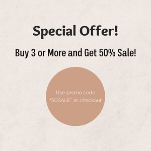 Puede incluir: Un c&iacute;rculo beige con el texto "&iexcl;Oferta especial! &iexcl;Compra 3 o m&aacute;s y obt&eacute;n un 50% de descuento! Usa el c&oacute;digo promocional "50SALE" en la caja" en texto negro.