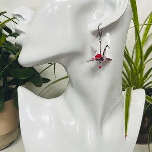 Origami kraanvogel oorbellen met glasskralen