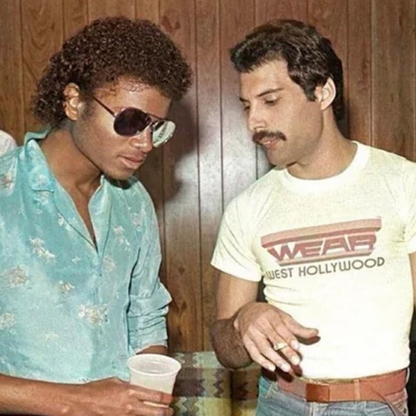 Trage West Hollywood: 80er Rockmusik im Retrostyle. Cooler Tee mit Freddie Mercury von Queen. Stilvoll in West Hollywood!