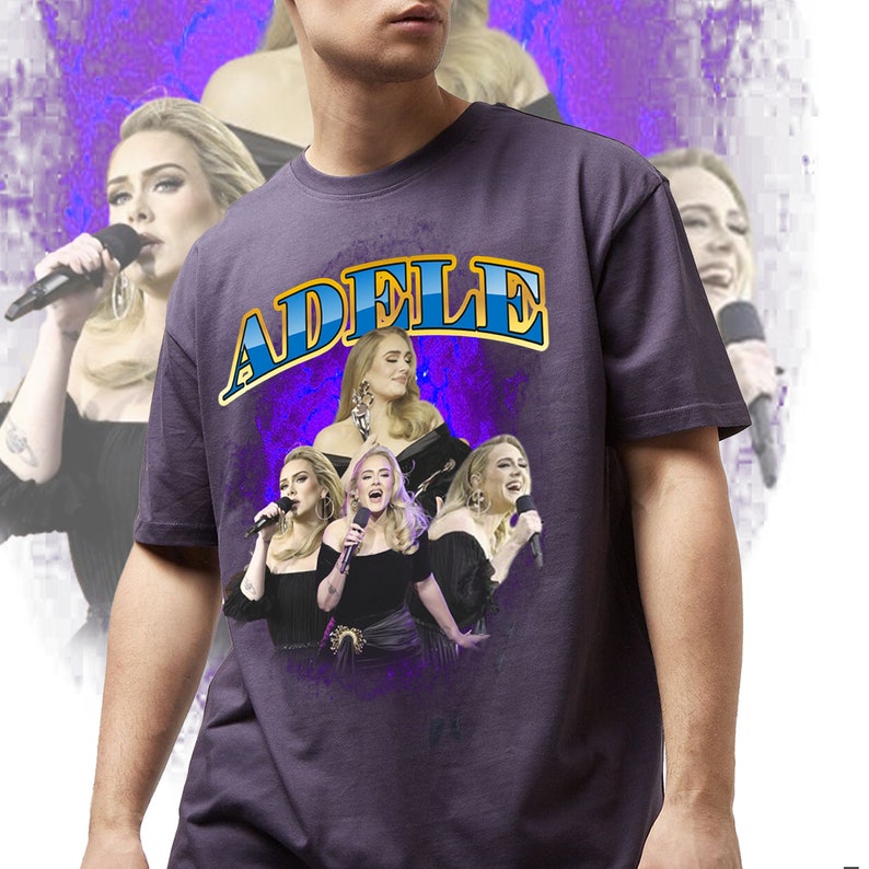 K&ouml;nnte beinhalten: Ein dunkelviolettes T-Shirt mit dem Namen "ADELE" in einem gold-blauen Bogen-Design. Das Shirt zeigt mehrere Bilder von Adele beim Singen, vor einem lila-wei&szlig;en Hintergrund. Das Design hat eine Retro-&Auml;sthetik.