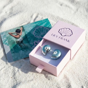 ミニノーチラスシェルイヤリング • スターリングシルバーとゴールドのジュエリー • ビーチブライダル＆コースタルスタイル