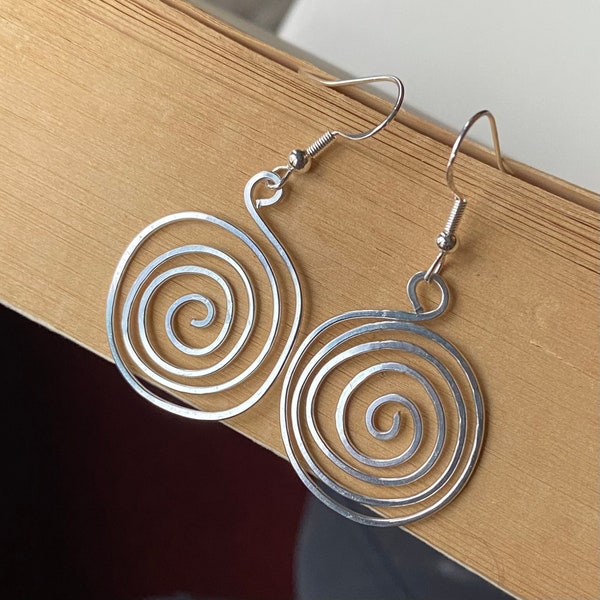 spiralförmige Ohrringe, Geschenkidee, Hingucker, silber 925 Hängeohrring, Aluminium gehämmert