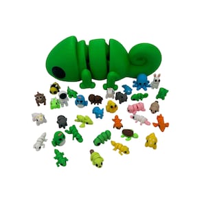 Könnte beinhalten: Ein grünes Chamäleon-Spielzeug mit einem segmentierten Körper, das eine Vielzahl von kleinen Tierfiguren hält. Die Figuren umfassen eine Biene, eine Spinne, eine Schildkröte, eine Raupe, einen Frosch, ein Kaninchen, einen Tintenfisch, einen Marienkäfer, eine Schnecke, einen Wurm, einen Fisch, ein Eidechse, einen Schmetterling, einen Vogel und einen Pinguin.