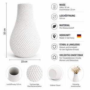 Könnte beinhalten: Eine weiße Vase mit strukturierter, rautenförmiger Oberfläche. Die Vase ist 32 cm hoch und 23 cm breit. Die Öffnung beträgt 9,4 cm. Hergestellt in Deutschland. Geeignet für Trocken- oder Frischblumen.