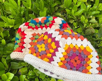 Cappelli a secchiello quadrati della nonna all'uncinetto