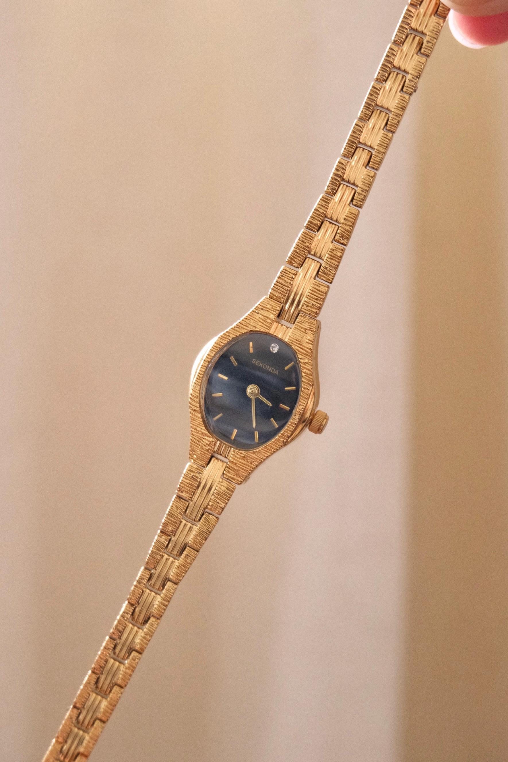 1980s Sekonda Gold Tone Watch: Vintage Oval Face, Textured 