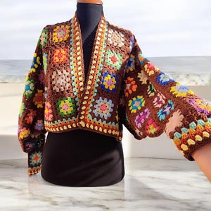 Cardigan carré grand-mère au crochet, Cardigan coloré au crochet, Veste colorée, Cardigan grande taille, Cardigan en patchwork, Cardigan tricoté à la main, Cadeau