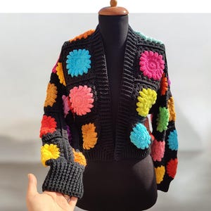 Cardigan au crochet, 2 cardigans de différentes couleurs, veste à fleurs colorées, cardigan bohème, cadeau de Noël, cadeau pour elle, cardigan en patchwork en tricot