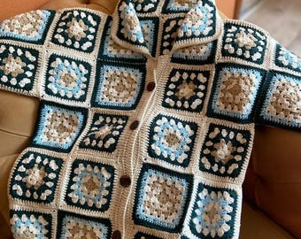 おばあちゃん風スクエアクロシェシャツ：カラフルなエスニックモチーフ、ヴィンテージスタイル。