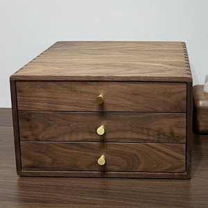 Benutzerdefinierte gravierte Wlanut Schmuckschatulle mit Schubladen, Holz Große Kapazität 3 Schublade Mehrere Fächer Organizer für Damen Schmuck Kollektion