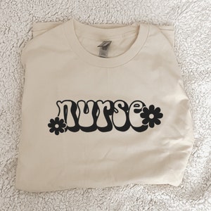 Verpleegkundige groovy SVG!! Schattige verpleegkundige SVG, verpleegkundige cadeau Cricut, afstudeercadeau verpleegkundige SVG!! Schattige verpleegster sweater SVG