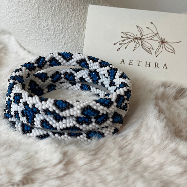 Bracelet au crochet perlé Blue Leopard Seed pour elle, cadeau de Noël fait à la main