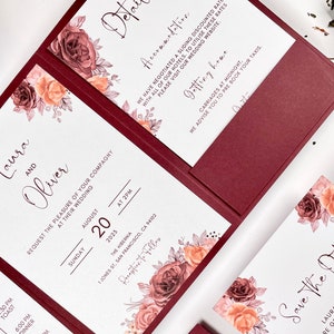 Invitation de mariage theme floral aquarelle, bordeaux et blanc, pochette bordeaux, faire part élégant, invitation moderne classique fleurs