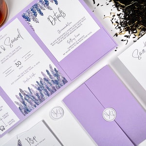 Lavanda floreale acquerello, invito a nozze lilla e bianco, fazzoletto da taschino viola, invito elegante, invito fiori classico moderno