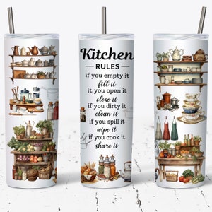 Puede incluir: Un vaso de acero inoxidable blanco de 590 ml con pajita, con un diseño temático de cocina. El diseño incluye estantes con utensilios de cocina, productos y el texto "Kitchen Rules".