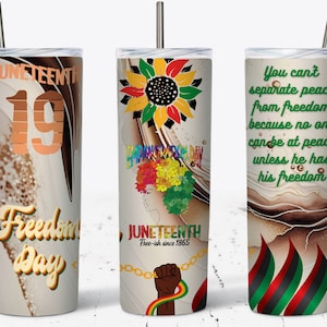 Op de afbeelding: Drie roestvrijstalen bekers met verschillende ontwerpen ter ere van Juneteenth. De eerste beker heeft een gouden en bruine marmerlook met de tekst "Juneteenth 19 Freedom Day". De tweede beker heeft een zonnebloemontwerp met de tekst "Emancipation Day Juneteenth Free-ish since 1865". De derde beker heeft een bruine en gouden marmerlook met de tekst "You can't separate peace from freedom because no one can be at peace unless he has his freedom."