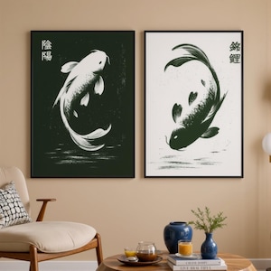 Könnte beinhalten: Zwei gerahmte rechteckige Wandbilder mit Koi-Fischen. Der linke Druck hat einen dunklen Hintergrund mit einem weißen Koi und dem Text 陰陽. Der rechte Druck hat einen weißen Hintergrund mit einem dunkelgrünen Koi und dem Text 錦鯉. Beide im Pinselstrich-Stil.