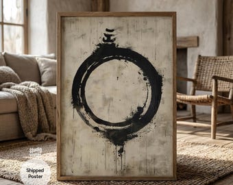 Könnte beinhalten: Ein gerahmter Kunstdruck mit einem großen schwarzen Kreis mit Pinselstrich-Design auf beigem Hintergrund. Das Kunstwerk hat eine minimalistische Ästhetik und wird in einem Holzrahmen präsentiert. Die Worte "Shipped Poster" stehen auf einem weißen Aufkleber unten links.
