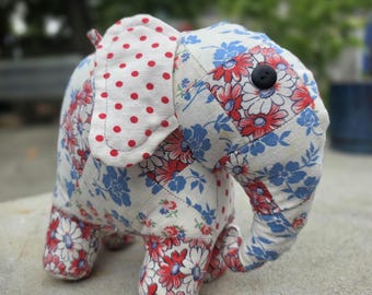 Handgemaakte patchwork knuffel olifant: vintage speelgoed graanzak