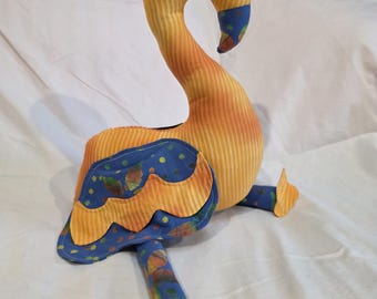 Handgemaakte flamingo-knuffel: klaar om lekker te liggen
