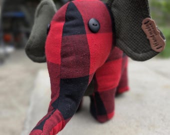 Handgemaakte katoenen knuffelolifant: geüpcycled knoopaccenten