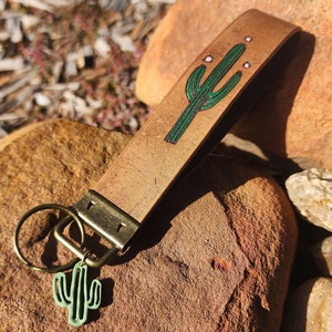 Bracelet en cuir cactus, porte-clés en cuir repoussé sur le thème du désert, tour de poignet en cuir fait main