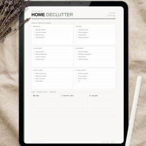 Puede incluir: Una tableta digital que muestra una lista de verificaci&oacute;n "HOME DECLUTTER". La pantalla es blanca con texto negro, que incluye categor&iacute;as como "Dormitorio", "Cocina" y "Ba&ntilde;o". Un l&aacute;piz &oacute;ptico blanco descansa a la derecha, con lavanda seca en la esquina superior izquierda.