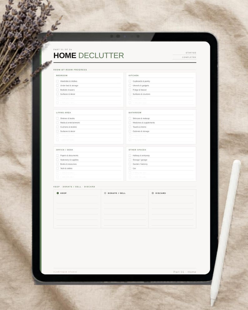 Puede incluir: Una tableta digital que muestra una lista de verificaci&oacute;n "HOME DECLUTTER". La pantalla es blanca con texto negro, que incluye categor&iacute;as como "Dormitorio", "Cocina" y "Ba&ntilde;o". Un l&aacute;piz &oacute;ptico blanco descansa a la derecha, con lavanda seca en la esquina superior izquierda.