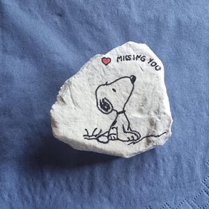 Bemalter Stein Comic Hund Missing  You ähnl. Snoopy - Glücksstein - Geschenk