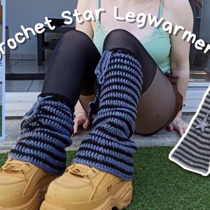 Peut inclure: Jambières en crochet avec des étoiles, en rayures noires et bleues, avec un détail en forme d'étoile. Les jambières sont portées par une personne avec des collants noirs et des chaussures plateforme beiges.