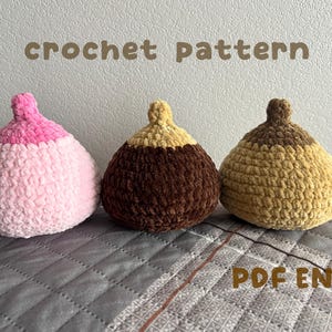 Puede incluir: Tres artículos de ganchillo hechos a mano en rosa, marrón y amarillo. El texto "crochet pattern" está encima de los artículos y "PDF ENG" debajo. Los artículos están sobre una superficie gris estampada.