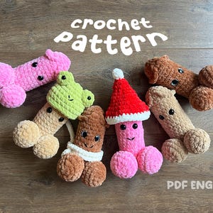 Könnte beinhalten: Eine Sammlung handgefertigter gehäkelter penisformiger Spielzeuge in verschiedenen Farben, darunter Rosa, Braun und Beige. Einige sind mit Accessoires wie einem Weihnachtsmannhut und einem Froschhut verziert. Der Text "crochet pattern" ist sichtbar.